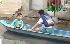 Ngập mãi không hết, người dân chèo xuồng đưa con đi học giữa phố