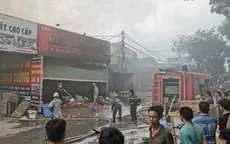 Cháy lớn tại xưởng nội thất, người dân gom đồ tháo chạy