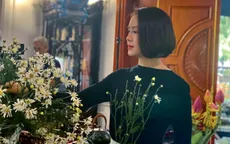 Hồng Diễm thích thú chụp ảnh cùng cúc họa mi trên phim trường
