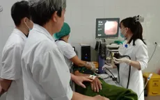 Vào viện cầu cứu bác sĩ vì mảnh xương gà cắm sâu vào thực quản