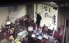 CLIP: Thanh niên bịt mặt "đại náo" phòng giao dịch ngân hàng ở Đồng Nai