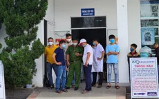 Bị nhắc vì trêu ghẹo nữ nhân viên bệnh viện, tài xế đâm thủng bụng bảo vệ