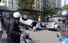 Hà Nội: Tai nạn liên hoàn, xe ô tô lật ngửa giữa phố