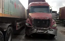 Xe container tông hàng loạt phương tiện đang dừng đèn đỏ