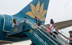 Khách nam châm lửa đốt khăn trên máy bay Vietnam Airlines bị phạt 2 triệu đồng