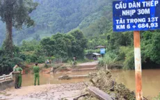Điều dầm cầu thép di động khắc phục cầu bị lũ cuốn ở Kon Tum
