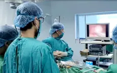 Loại bỏ khối u quái buồng trứng chứa đầy tóc, bã đậu
