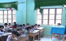 Sau mưa lũ, học sinh không đi học vì hết tiền, phải ở nhà phụ bố mẹ