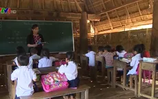 Đường đến trường dài thêm hàng chục cây số do cầu đứt gãy sau mưa lũ