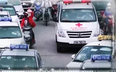 Taxi "bủa vây" cổng bệnh viện, "nhờn" luật?
