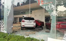 Nữ tài xế mất lái tông thẳng vào trong showroom ô tô, 1 người nguy kịch