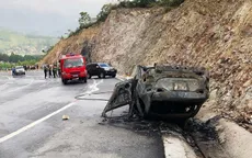 Đâm vào vách núi, xe Mazda cháy trơ khung