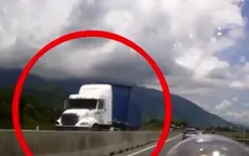 Tránh ô tô con, xe container mất lái lật đè lên dải phân cách
