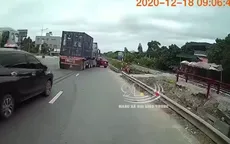 Ô tô con bị đâm xoay ngang đường khi đi vào điểm mù container