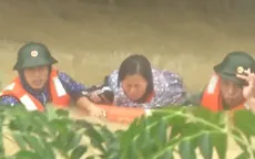 Bộ đội sát cánh cùng nhân dân trong bão lũ