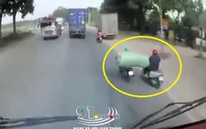 Xe máy chở hàng cồng kềnh gây tai nạn cho xe khác