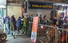 Xe máy, xích lô 'quay đầu' trước khu vực thí điểm mở rộng không gian phố đi bộ tại Hà Nội