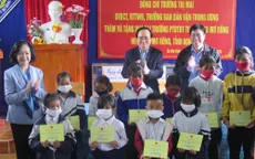 Trưởng Ban Dân vận thăm, tặng quà học sinh dân tộc tỉnh Kon Tum