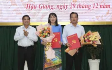 Trao quyết định phê chuẩn, điều động, bổ nhiệm 2 Phó Chủ tịch UBND tỉnh Hậu Giang và nhiều cán bộ