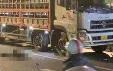 Tông vào đuôi xe tải đang dừng đèn đỏ, 2 thanh niên tử vong
