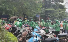 Nhiều tài xế Grab tập trung ở trụ sở chính phản đối tăng chiết khấu thuế VAT