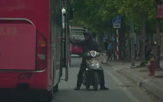 Nhan nhản xe đi "rùa", quay vòng để đón khách ở bến xe Giáp Bát, Nước Ngầm