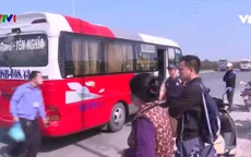 Cảnh xe khách ngang nhiên dừng đỗ trên cao tốc Hà Nội - Bắc Giang khi nào mới chấm dứt?