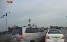 Đi kiểu “điền vào chỗ trống”, xe 7 chỗ mắc giữa 2 ô tô đang dừng chờ