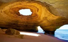 Bãi biển bí ẩn nằm ẩn mình trong hang động