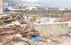 Tàu cháy, nhà bỏ hoang gây ô nhiễm khu dân cư ven biển