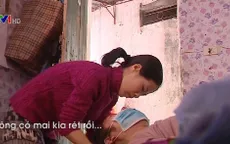 Cảm động tình yêu của người vợ 10 năm chăm chồng liệt