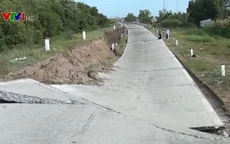 Đường đê phòng hộ biển Tây ở Cà Mau bị sụt lún nghiêm trọng