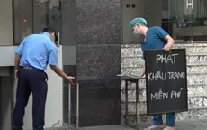 Nhiều nơi TP.HCM phát khẩu trang miễn phí cho du khách và người dân