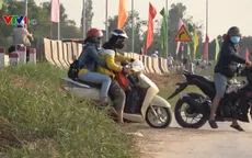 Bất chấp nguy hiểm, người dân tự mở lối đi lên cầu Cao Lãnh