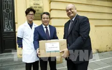 Đại học Dược Hà Nội tặng dung dịch rửa tay khô phòng virus Corona