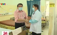 Tình cảm đặc biệt của y bác sĩ dành cho bệnh nhân lớn tuổi nhiễm COVID-19
