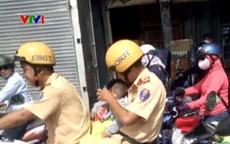 Những hình ảnh đẹp về cảnh sát giao thông khiến cư dân mạng xúc động