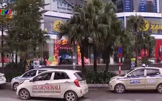 Nhiều xe ô tô dừng, đỗ tràn lan bất chấp biển cấm