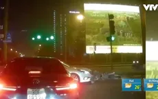 Vượt đèn đỏ, xe ô tô đâm thẳng vào xe máy