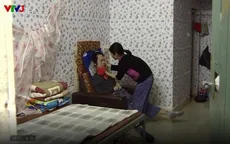 Xúc động câu chuyện người vợ 10 năm chăm chồng bại liệt