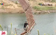 Mạo hiểm "đánh đu với tử thần" trên cây cầu bị lũ cuốn sập