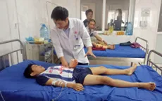 Bé trai bị dập nát bàn tay vì sử dụng điện thoại khi đang sạc pin
