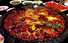“Tuyệt chiêu” vớt váng mỡ từ nồi lẩu thu hút hàng trăm nghìn lượt xem