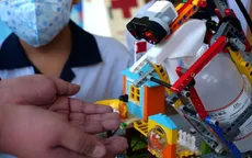 Robot xịt nước khử trùng tay làm từ lego ở Đài Loan