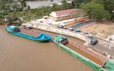 [Chùm ảnh] Tiền Giang điều sà lan chở nước cứu sầu riêng "đang chết khát"