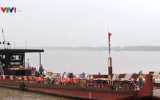 Người dân thờ ơ với việc mặc áo phao khi đi phà, đò