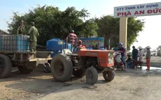Quân khu 9 chở nước ngọt cho người dân vùng hạn mặn