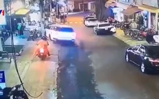 Ô tô tự trôi, đâm trúng 7 xe máy trên vỉa hè rồi lật nghiêng trên đường