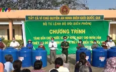 Bộ Tư lệnh Biên phòng tặng thùng chứa nước ngọt cho người dân Bến Tre
