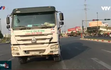 Xe bồn húc xe 7 chỗ lao sang bên kia đường